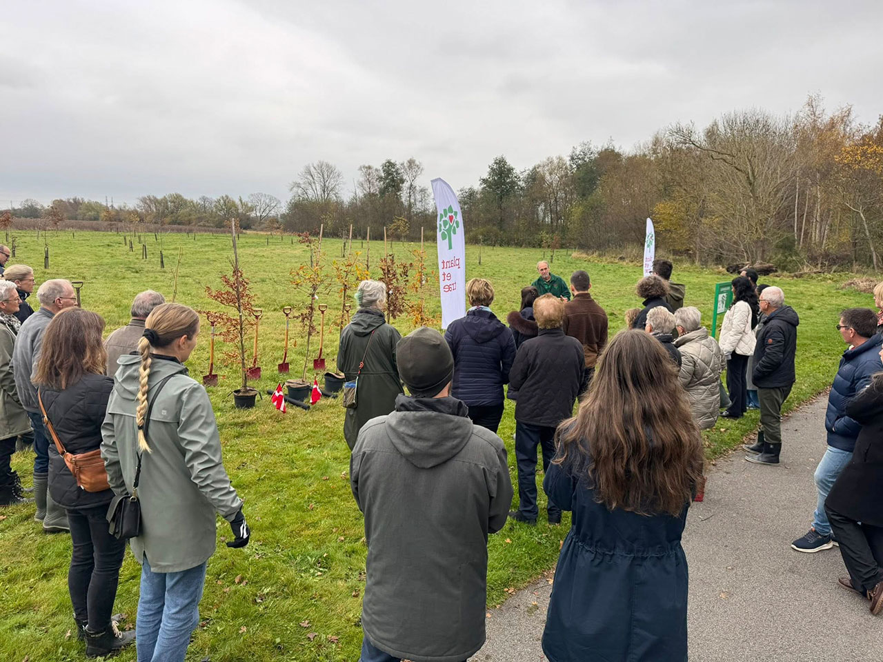 Perfekt plantedag i Danmarkslunden Odense - Plant et Træ